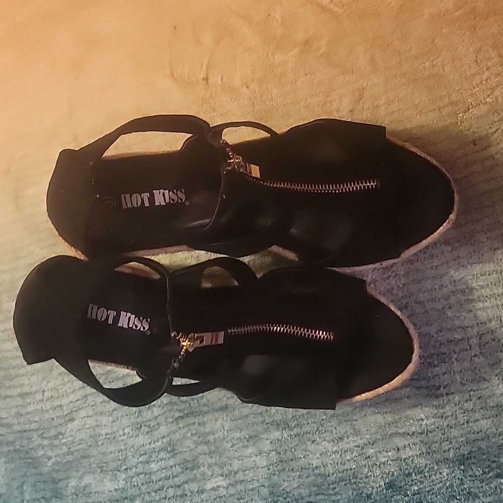 Hot Kiss shoes NWT